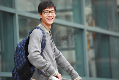 注视镜头,大学生,仅男人,一个人,肖像,仅一个男人,亚洲人种,户外,半身像