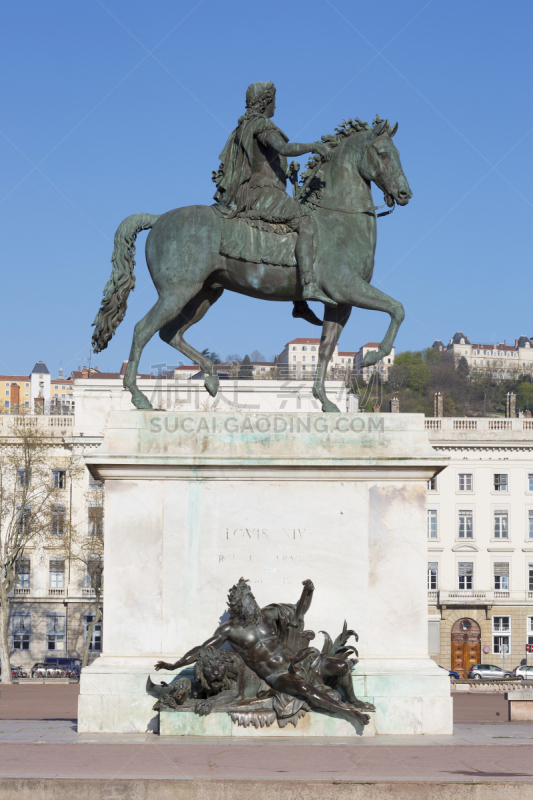 Vertical view of Statue