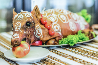 苹果,平衡折角灯,烤乳猪,动物嘴,餐具,格子烤肉,褐色,水平画幅,小排骨,传统