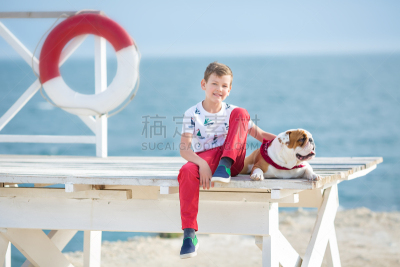 浮标,青少年,斗牛犬,海滩,男性美,两个人,t恤,拖鞋,狗,相伴
