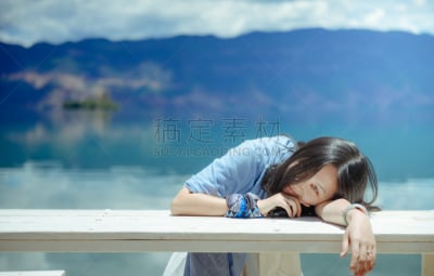 桌子,女孩,注视镜头,高处,水,旅行者,湖,仅成年人,长发,青年人
