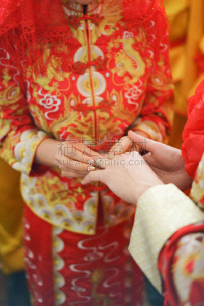 穿衣服,新娘,新郎,传统服装,结婚戒指,垂直画幅,青年男人,马来西亚,婚礼客人,女人