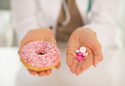 特写,女人,多纳圈,药丸,动脉硬化症,高血压,营养学家,办公室,水平画幅
