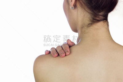 背面视角,女人,白色背景,无上装,肩,背痛,水平画幅,白人,青年人,痛苦