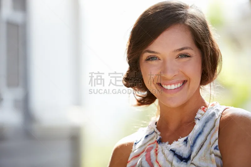注视镜头 户外 青年女人 正面视角 美 留白 水平画幅 美人 白人图片素材下载 稿定素材
