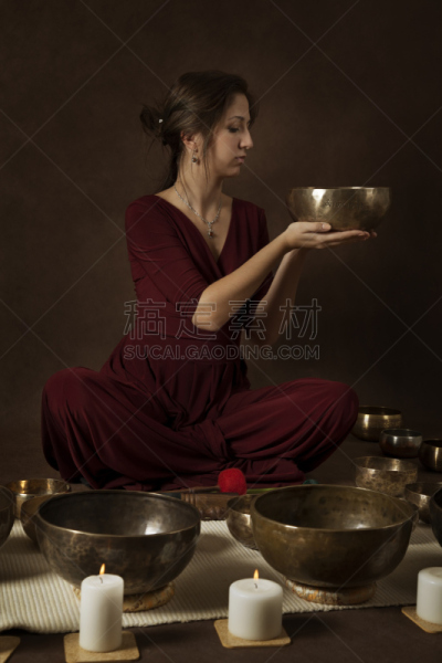 碗,女人,佛钵,打击乐器棒,铜锣,气氛,垂直画幅,灵性,噪声,金属