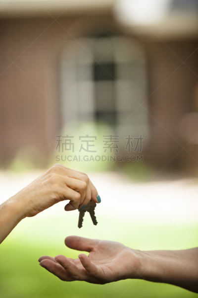 钥匙,房地产经纪人,房屋,住房,背景聚焦,房间钥匙,垂直画幅,正面视角,外立面,顾客