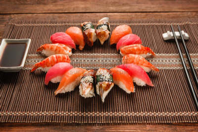 生鱼片寿司,圆形,特写,寿司,海鲜馅饼,寿司店,咸水鳗,酱油,生鱼片,吸管