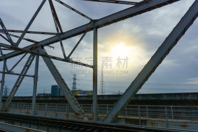 建筑结构,电力线,发电站,金属,桥,输电塔,火车隧道,水,天空,水平画幅
