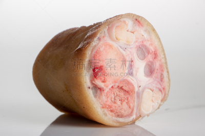 白色背景,猪肉,特写,生食,成年的,仅成年人,皮肤,手指,四肢,肘