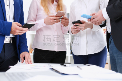 电话机,人群,看,手臂,电子商务,商务研讨会,男商人,仅成年人,图形界面,动机