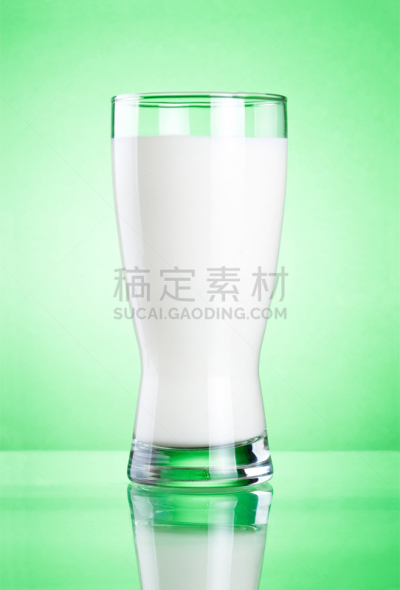 清新,绿色背景,牛奶,玻璃杯,垂直画幅,奶制品,素食,无人,酸乳酒,奶油