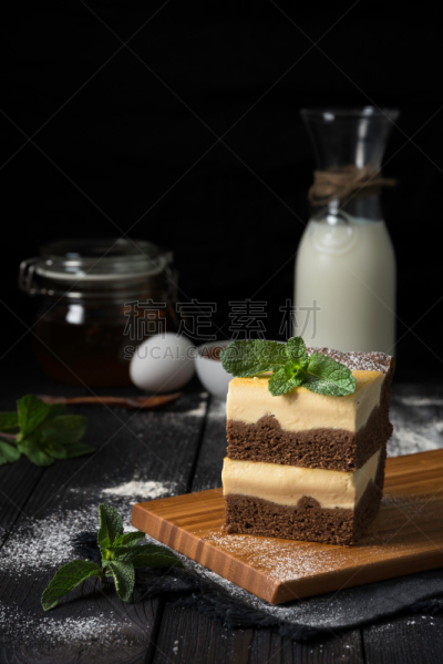 香草兰,黑色,背景,巧克力乳酪蛋糕,塞满了的,垂直画幅,奶制品,褐色,乳酪蛋糕,布朗尼