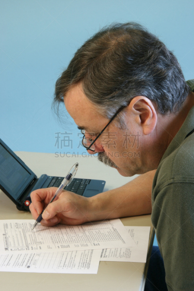 男人,税,表格,文件管理,1040税表,税表,垂直画幅,美国,金融,银行业
