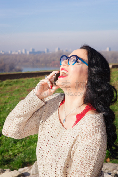 女人,手机,幸福,猫眼眼镜,垂直画幅,天空,留白,仅成年人,眼镜,长发