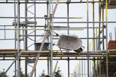 Ein Gerüst an einer Baustelle