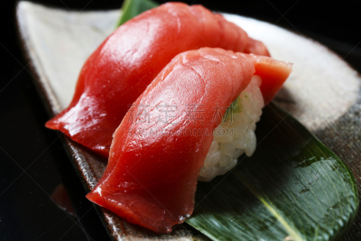 动机,黑色背景,生鱼片寿司,吞拿鱼腩,toro,寿司米,寿司店,日本料理,饮食