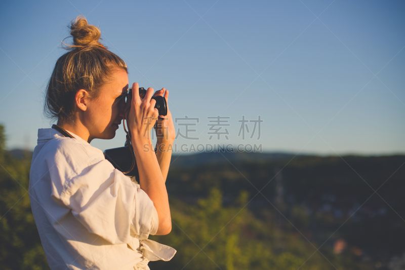 女孩,电影摄像机,40-80年代风格复兴,美术肖像,摄影师,仅青少年,城市生活,专业人员,沟通