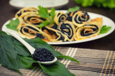 薄烤饼,特写,食品,黑鱼子酱,平铺,小圆面包,木制,背景,斯利福德,鲟鱼