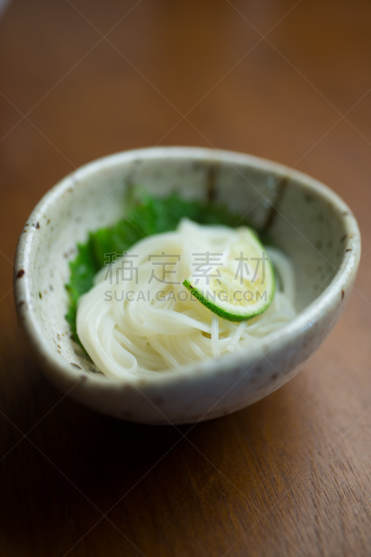 亚洲全麦面,日本食品,鱼汤肉汤,俱乐部食品,垂直画幅,选择对焦,开胃品,膳食,夏天,特写
