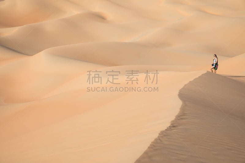 沙丘,美女,巨大的,徒步旅行,empty quarter,摄影师,迪拜,沙特阿拉伯,仅一个中老年女人,沙子