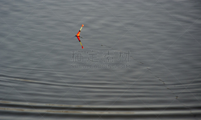 充气筏,鱼漂,简易钓鱼,钢筋,吊钩,水,休闲活动,水平画幅,夏天,户外