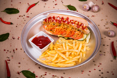 patatas bravas,热狗,坚果,纺织品,铝,西红柿,明亮,辣椒,白色,清新