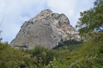 El monolito rocoso de Peña de Bernal, ubicado en Querétaro, México, es considerado el tercero más grande del mundo y es uno de los principales atractivos turísticos de esa región.
