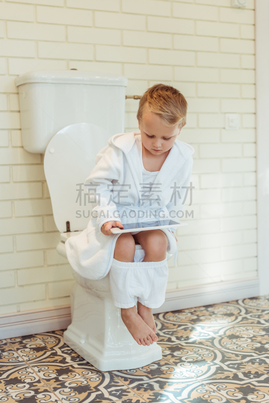 卫生间,儿童,平板电脑,垂直画幅,美,浴室,美人,家庭生活,纯净,干净