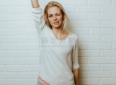 白色,乐趣,杯,金色头发,砖,咖啡杯,自然美,两个物体,注视镜头,女人
