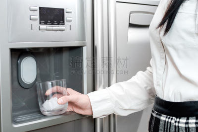冰块,玻璃,女人,穿衣服,制冰机,冰箱,水,零售展示,水平画幅,纯净