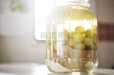 梅酒,梅子,酒瓶,葡萄酒,水平画幅,高视角,无人,含酒精饮料,夏天,饮料