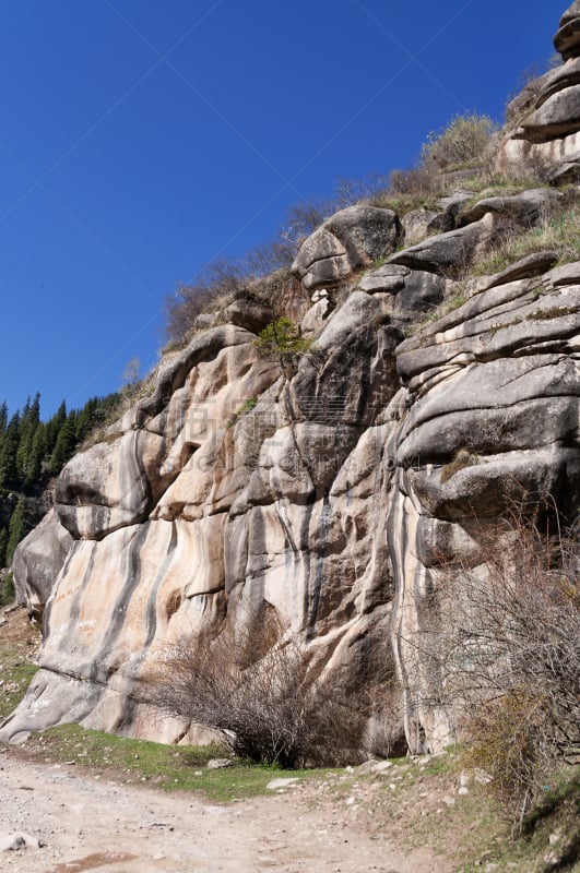 沟壑,垂直画幅,天空,山,无人,夏天,户外,湖,石头,伊塞克湖