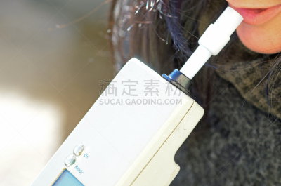 警官,清醒,酒精测试,喝醉的,女人,水平画幅,含酒精饮料,安全,悲哀,伏特加