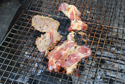格子烤肉,牛排,猪肉,黑胡椒子,胸腔,名人吐槽节目,金属格栅,石片,骨骼,热