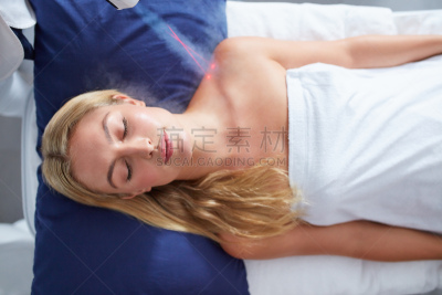 冷冻疗法,社区,青年女人,低温生物学,医用激光器,氮,用毛巾包裹,辅导讲座,脖子,物理疗法