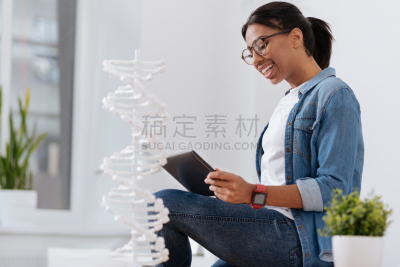 女人,网上冲浪,快乐,表现积极,dna purification,生物传感器,基因组学,基因突变,知名动物