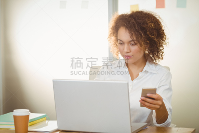 女商人,使用手提电脑,艺术家,一次性杯子,仅成年人,青年人,专业人员,技术,设计师,计算机