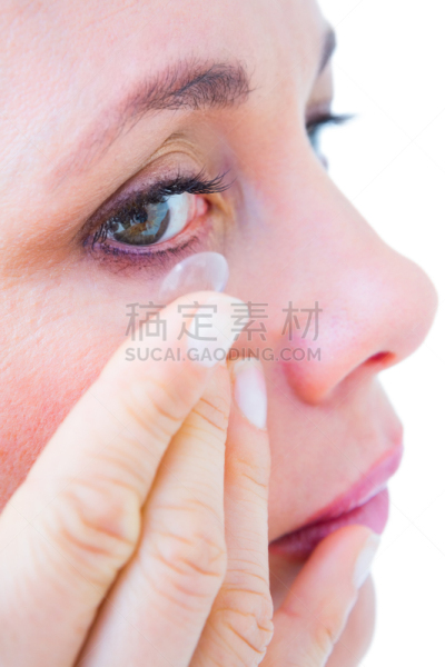 隐形眼镜,女人,特写,垂直画幅,美,30到39岁,美人,白人,仅成年人,人的眼睛