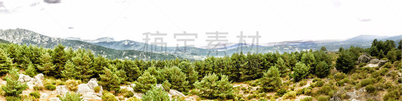 It is a path of the Fuenfría Valley, near Cercedilla in the Community of Madrid. Account this valley with paths differentiated from each other by colored points marked on the trees. Los Miradores de los Poetas is identified with orange dots and this path 