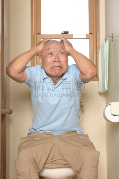痛苦,老年人,老年男人,健康保健,冲洗厕所,仅日本人,仅男人,一个人,仅一个男人,卫生间