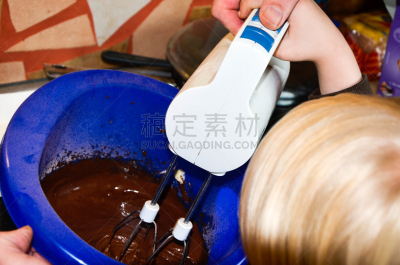 电动搅拌器,水平画幅,蛋糕,松饼,男性,业余爱好,儿子,制作蛋糕,欢乐,家庭