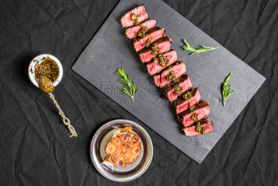 招牌牛排,肉,黑色背景,西冷牛排,赫里福德,赫里福牛,奇米丘里辣酱,神户,阿伯丁安格斯牛,蒜头