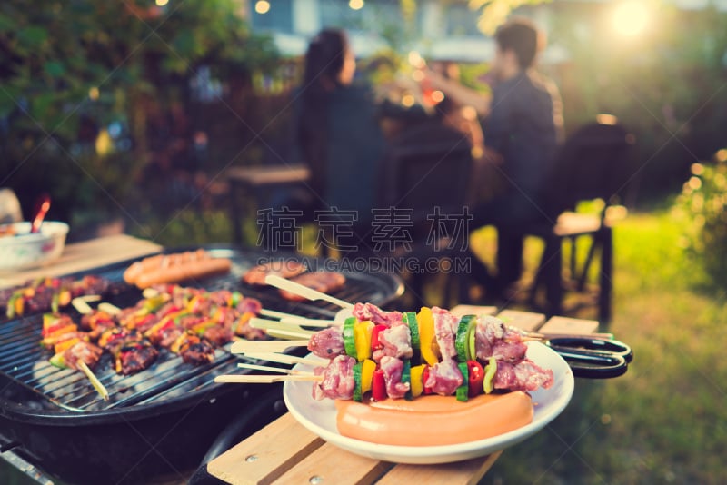 夜晚,烤肉架,烤猪肉,宴会,格子烤肉,水平画幅,沙滩派对,美人,家庭生活,膳食