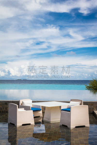 椅子,游泳池,桌子,无边际泳池,反光器,垂直画幅,水,早晨,夏天,明亮