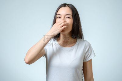 臭,手,人的鼻子,灰色背景,分离着色,女孩,情感系列,擤鼻子,关闭标志,品味差