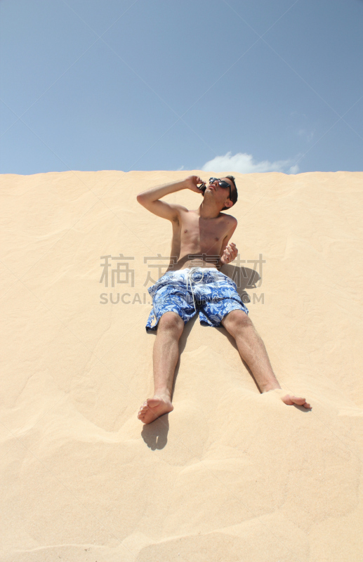 日光浴,男人,垂直画幅,天空,沙子,电话机,大西洋群岛,夏天,sim卡,加那利群岛