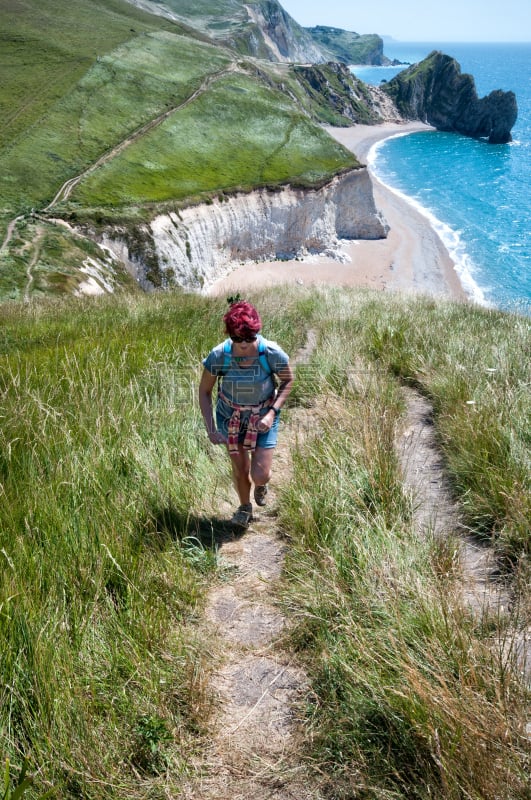 小路,徒步旅行,女性,美国西南地区,多尔斯特,海上象鼻山,侏罗纪海岸,垂直画幅,多塞特郡,英格兰