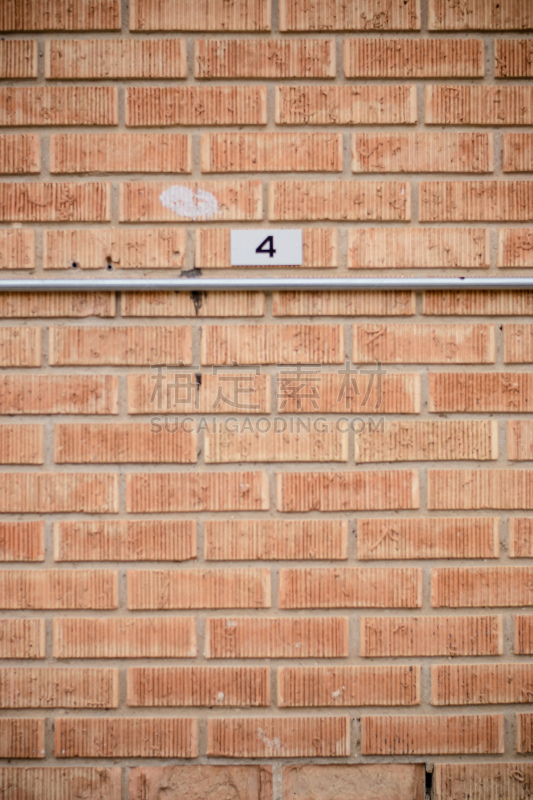 砖墙,数字4,身份,垂直画幅,墙,无人,建筑外部,户外,建筑结构,红色