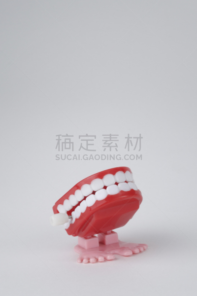 玩具,假牙,垂直画幅,桌上玩具,纪念品,人的嘴,古老的,古典式,休闲器具,齿轮